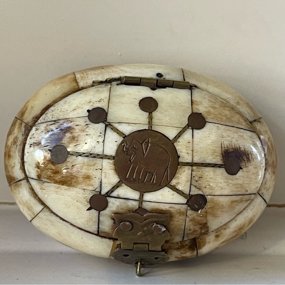 Trinket Box Vintage Inlaid Brass with Hand Engraved Sketched Elephant - Picture 4 of 16